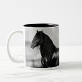 フリエ誇りを持ったシア黒牡馬 ツートーンマグカップ (左)