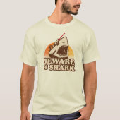 フリカンのレーザー光を持つサメに注意 Tシャツ (正面)
