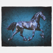 フリシアの馬、黒いタリオントロッティング、青 フリースブランケット (正面(横))