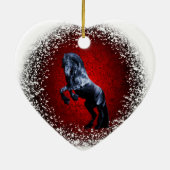 フリシアの馬、黒い牡馬、雪、赤い花崗岩 セラミックオーナメント (裏面)