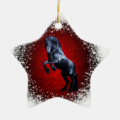 フリシアの馬、黒い石碑、雪、赤い花崗岩 セラミックオーナメント (正面)