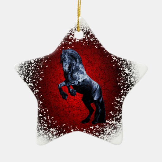 フリシアの馬、黒い石碑、雪、赤い花崗岩 セラミックオーナメント (正面)