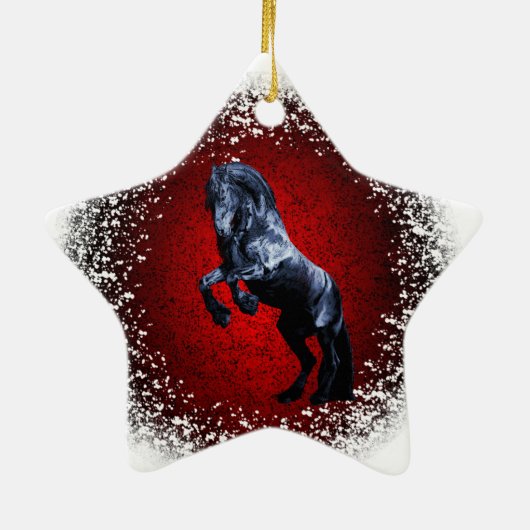 フリシアの馬、黒い石碑、雪、赤い花崗岩 セラミックオーナメント (裏面)