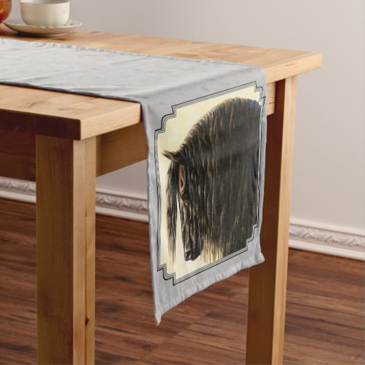 フリシア荷車を引くスホースシルバーグレー ミディアムテーブルランナー (インサイチュ)