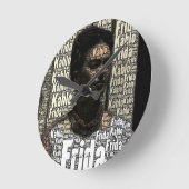 フリダカーロレタリングポートレート ラウンド壁時計 (傾斜)