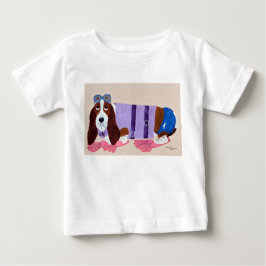 フリッパーを付けたバセットハウンドTシャツ ベビーTシャツ