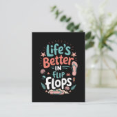フリップフロップで生活が良い – おもしろい熱帯ビーチ シーズンポストカード (スタンド正面)
