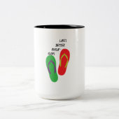 「フリップフロップの方が人生は良い」 ツートーンマグカップ (中央)