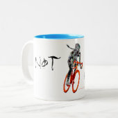 フリルが付かなかった。  女性のサイクリスト及び炎 ツートーンマグカップ (正面左)