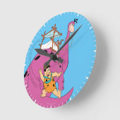 フリントストーン尾の下で滑っている|フレッド ラウンド壁時計 (傾斜)