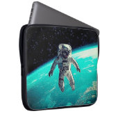 フリーで宇宙を飛ぶ宇宙飛行士 ラップトップスリーブ (正面右)