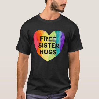 フリーシスターハグLGBTフラッグハートレインボープライドシス Tシャツ