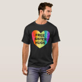 フリーシスターハグLGBTフラッグハートレインボープライドシス Tシャツ (正面フル)