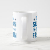 フリージンになる季節 – 冬のおもしろい ジャンボコーヒーマグカップ (裏面)