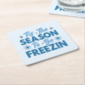 フリージンになる季節 – 冬のおもしろい スクエアペーパーコースター (アングル)
