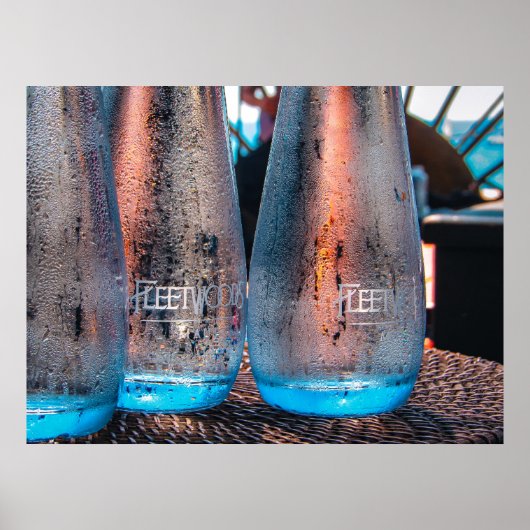 フリースのテーブルの水のボトルのポスター ポスター (正面)