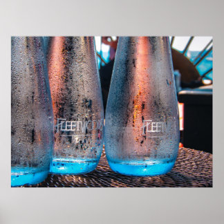 フリースのテーブルの水のボトルのポスター ポスター