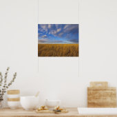 フリーズアウト湖でウィートグラスと劇的な空 ポスター (キッチン)