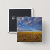 フリーズアウト湖のホイートグラスと劇的な空 缶バッジ (正面&裏面)