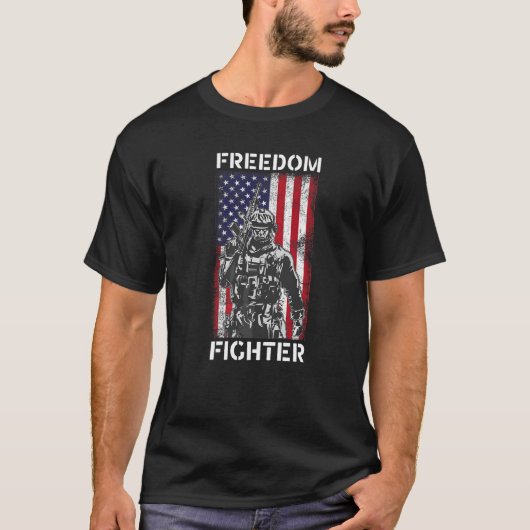 フリーダムファイターアメリカ退役軍人アメリカ国旗Ar 15 Tシャツ (正面)
