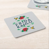 フリーダ・カーロ|の花柄のタイポグラフィ スクエアペーパーコースター (アングル)