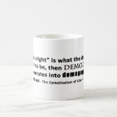 フリートリッヒHayekの引用文の民主主義及び民衆扇動 コーヒーマグカップ (中央)