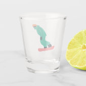 フリーライドスノーボーダーグリーンスーツスノーボード ショットグラス (裏面)