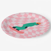 フリーライドスノーボーダーグリーンスーツ市松模様にピンク ペーパープレート (アングル)