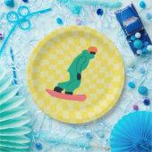 フリーライドスノーボーダーグリーンスーツ市松模様に黄色 ペーパープレート (パーティー)