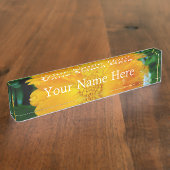 フルかわいらし開花夏の黄色のデイジー花。 デスクネームプレート (側面)