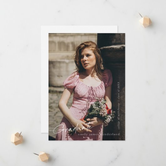 フルブリードスクリプモダントの卒業生のシンプル写真 案内状 (正面/裏面インサイチュ)