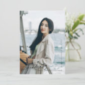 フルブリードスクリプモダントの卒業生のシンプル写真 案内状 (スタンド正面)