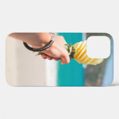 フルーイを持つ人の選択的なフォーカス写真 Case-Mate iPhoneケース (裏面 (横))