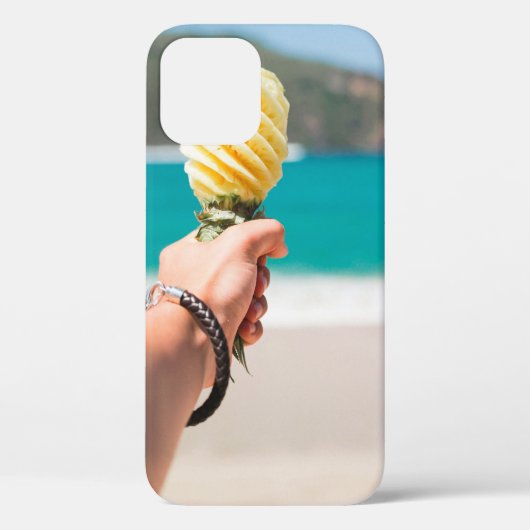 フルーイを持つ人の選択的なフォーカス写真 Case-Mate iPhoneケース (裏面)