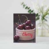 フルーツ好きのピンクボウルにさくらんぼ シーズンポストカード (スタンド正面)