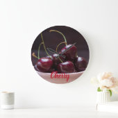 フルーツ好きのピンクボウルにさくらんぼ ラージ壁時計 (ホーム)