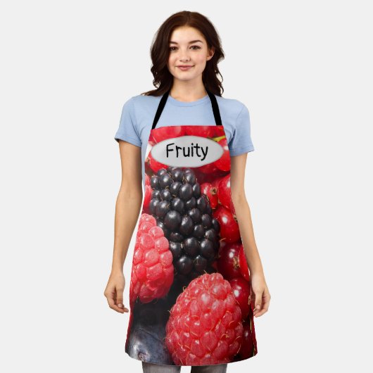 フルーティーな新鮮なベリーの写真と文字 エプロン (着用した状態)