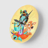 フルートのイラストレーションを遊んでいるKrishnaのインドの神 ラウンド壁時計 (傾斜)