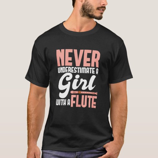 フルートのフルート奏者Mを持つ女の子を決して過小評価しない Tシャツ (正面)