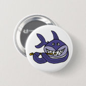 フルートの漫画を遊んでいるおもしろいな鮫 缶バッジ (正面&裏面)