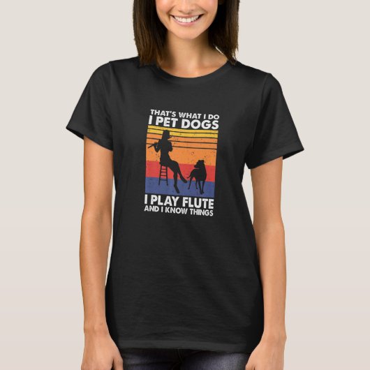 フルートの犬を飼い遊ている Tシャツ (正面)