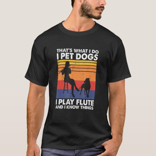 フルートの犬を飼い遊ている Tシャツ (正面)