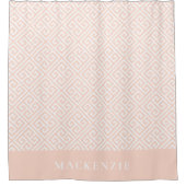 フレッシュなピンクとホワイトのギリシャ鍵モノグラム名 シャワーカーテン (正面)