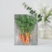 フレッシュカラフルベビーニンジン、風化木材テーブル ポストカード (スタンド正面)