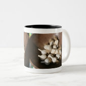 フレッシュガーリックアットシェーカースクエア農家市場 ツートーンマグカップ (正面右)