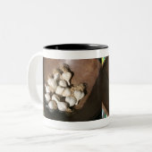 フレッシュガーリックアットシェーカースクエア農家市場 ツートーンマグカップ (正面左)