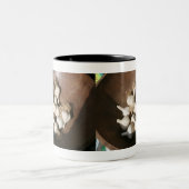 フレッシュガーリックアットシェーカースクエア農家市場 ツートーンマグカップ (中央)