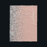 フレッシュピンク ローズゴールド シルバー グリッター モノグラム フリースブランケット<br><div class="desc">ローズゴールド - フレッシュピンクとシルバーのフェイクスパークルグリッター モノグラム 名前とイニシャル フリース ブランケット。豪華でおしゃれなスタイルが好きな人への、16歳の誕生日、結婚式、結婚前のお祝い、結婚記念日、ベビーシャワー、女友達とのパーティーのプレゼントに最適。</div>