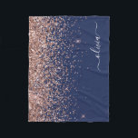 フレッシュピンク ローズゴールド ネイビーブルー グリッター モノグラム フリースブランケット<br><div class="desc">ローズゴールド - フレッシュピンクとネイビーブルーの偽の輝きグリッター モノグラム 名前とイニシャル フリース ブランケット。 これは、豪華で洗練されたスタイルが好きな人への、16歳の誕生日、結婚式、結婚前のお祝い、結婚記念日、ベビーシャワー、または独身パーティーのプレゼントに最適です。</div>