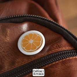 フレッシュモダンミニマルクロシェのオレンジ色のスライスのパターン 缶バッジ